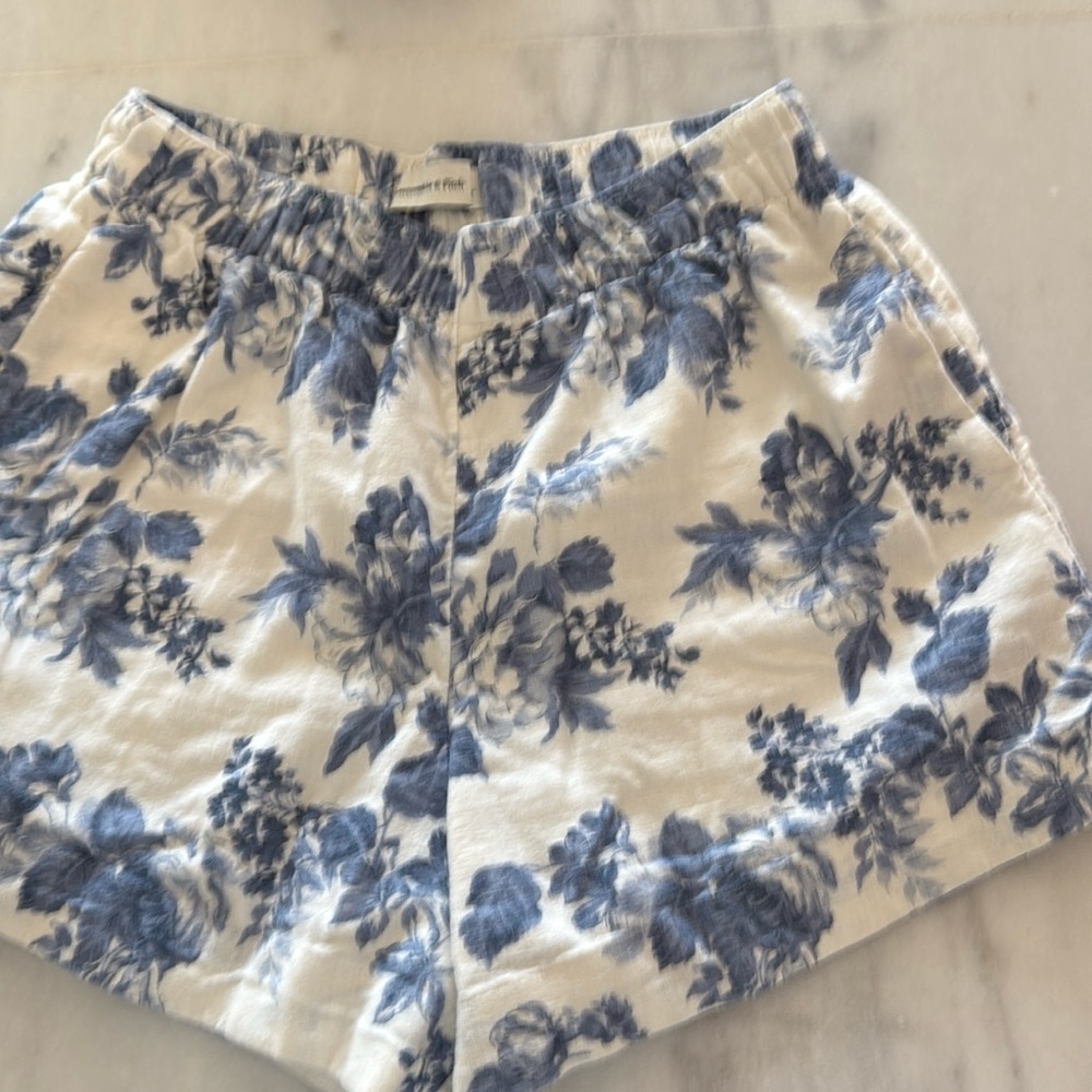 Abercrombie women’s pull on linen shorts blue and white size medium